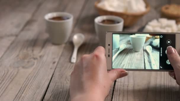 Foto's van koffie en snoep op de telefoon. — Stockvideo