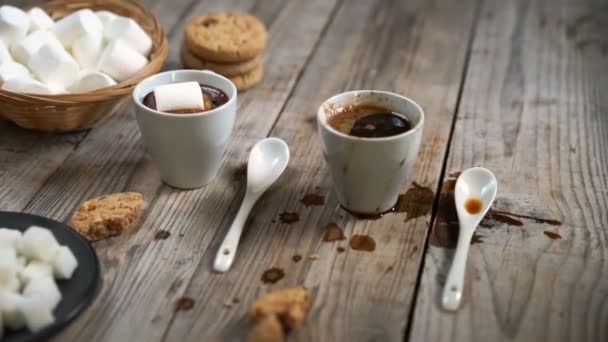 Zwei Tassen heißen Kaffee — Stockvideo