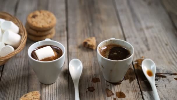 Zwei Tassen heißen Kaffee — Stockvideo