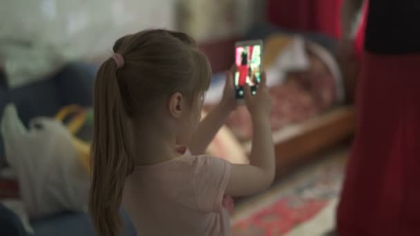 Menina dispara vídeo em casa — Vídeo de Stock