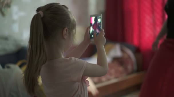 Tjej som fotograferar på telefon — Stockvideo