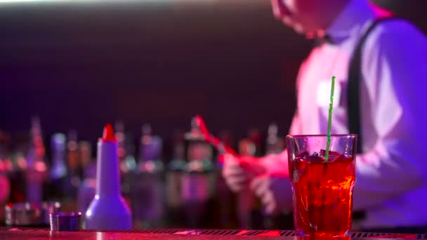 Handen van barmen inzetstukken stro voor cocktail in nachtclub — Stockvideo