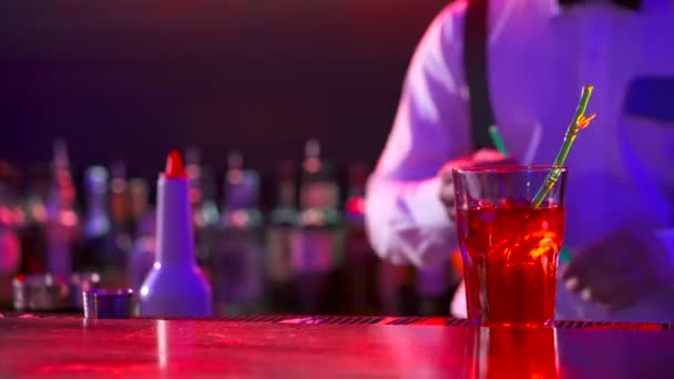 Handen van barmen inzetstukken stro voor cocktail in nachtclub — Stockvideo