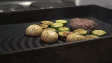 Izgara kabakları ve champignon mantar