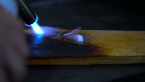 Quemado de una tabla de madera — Vídeo de stock