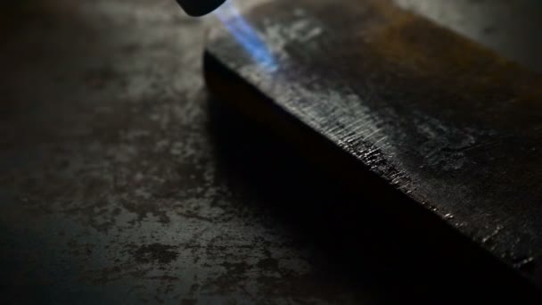 Bruciare da una tavola di legno — Video Stock