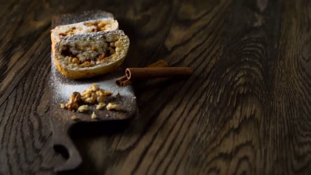 Strudel com maçãs e nozes . — Vídeo de Stock