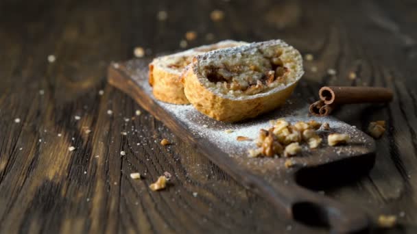 Strudel com maçãs e nozes . — Vídeo de Stock