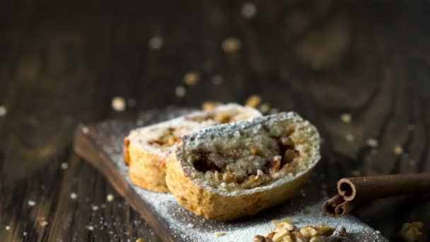 Strudel med äpplen och nötter. — Stockvideo