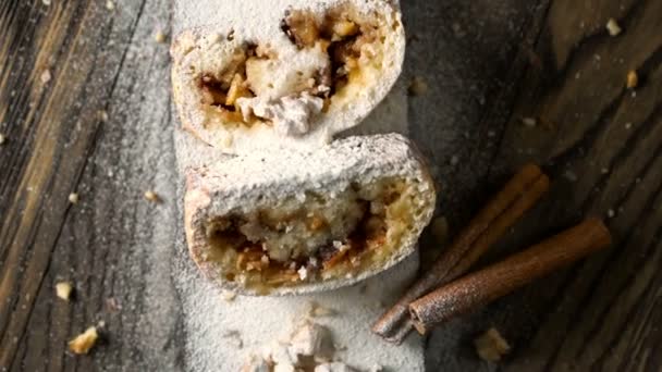 Strudel con manzanas y frutos secos . — Vídeos de Stock