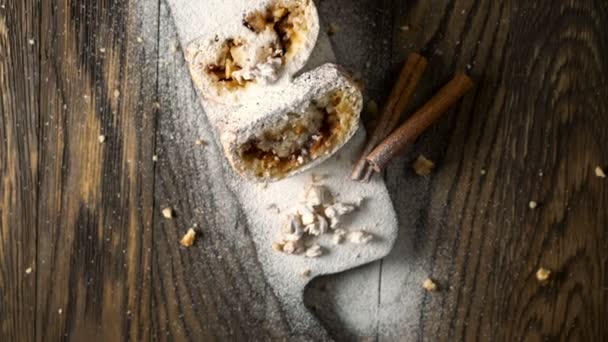 Strudel con manzanas y frutos secos . — Vídeos de Stock