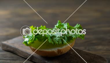 Sığır eti hamburger montaj görünümü kapatın