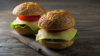 Sığır eti hamburger montaj görünümü kapatın