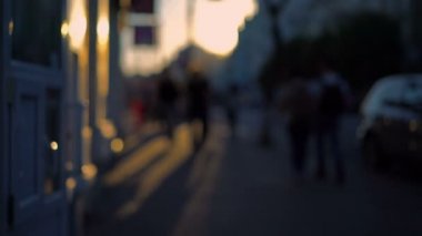 Dışarı-in odak arka plan ve tanınmayan insanlar şehirde yürüyüş