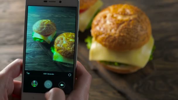 Vista de perto da montagem de um hambúrguer de carne — Vídeo de Stock