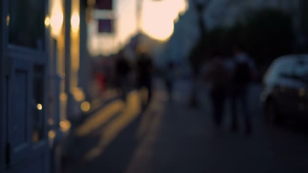 Ur fokus bakgrund och oigenkännlig människor promenerar runt i staden — Stockvideo