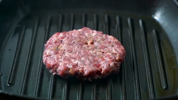 Bir kalbur tava ızgara sığır eti hamburger köftesi — Stok video