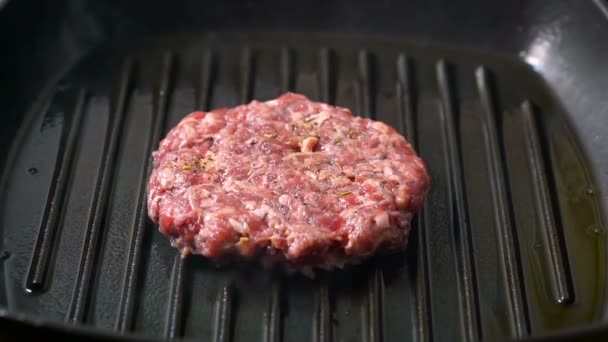 Galettes de hamburger de boeuf grillées sur une plaque chauffante — Video
