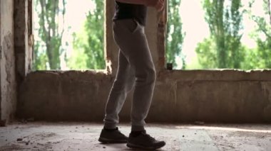 Spor için genç adam giriyor.