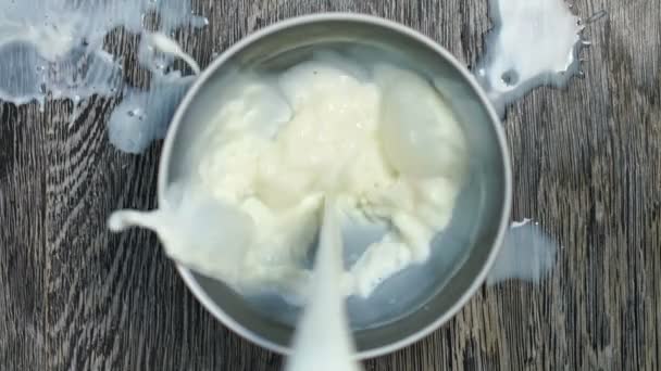 Γάλα χύνεται σε ένα βαθύ πιάτο. — Αρχείο Βίντεο