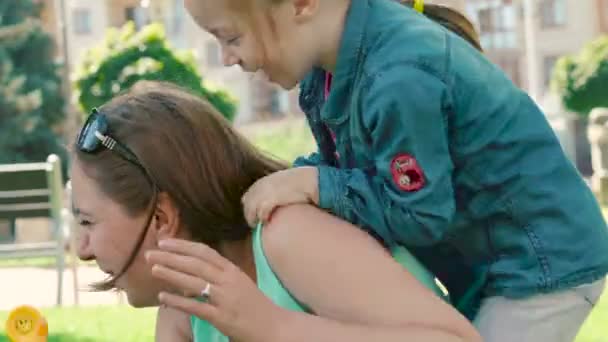 Mutter und kleine Tochter haben Spaß im Park. — Stockvideo