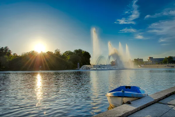 Boat near a fountain — Stock Photo, Image