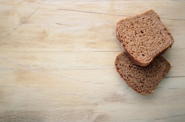 Tahta bir masada iki dilim ekmek.