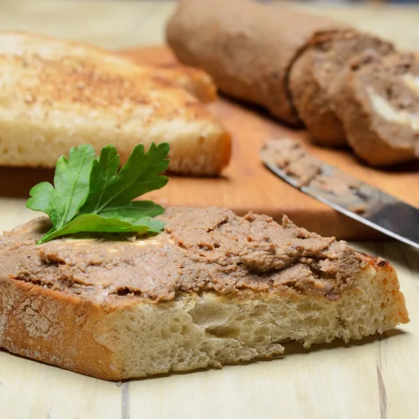 Pate, dilim kızarmış ekmek rulo