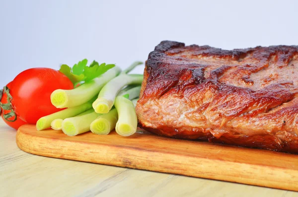 Carne de vaca assada na tábua de corte — Fotografia de Stock