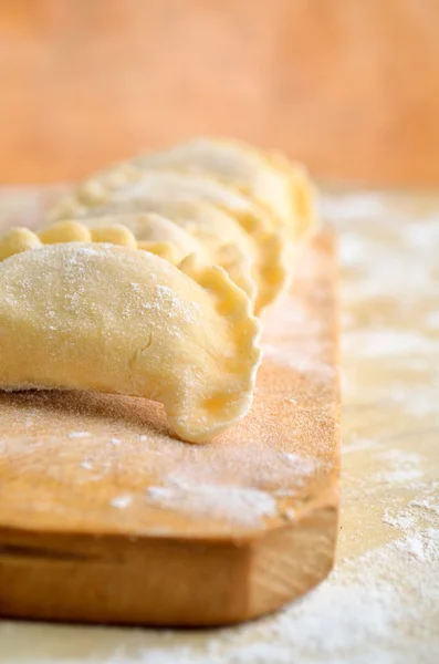 Pierogy ve mantı kavramı heykeltraşlık. — Stok fotoğraf