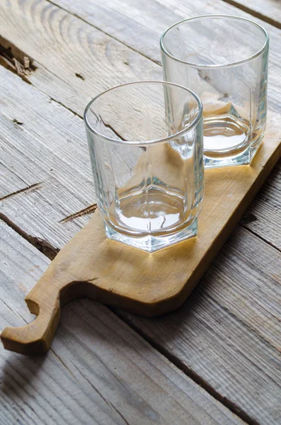 İki boş kokteyl bardağı
