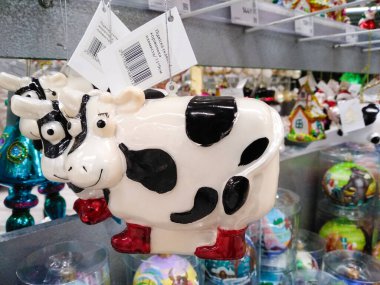 Lutsk, Ukrayna - 26 Kasım 2020. 2021 White Metal Bull 'un Noel ağacı sembolü. Epicenter alışveriş merkezindeki Noel ağacı süslemeleriyle dolu raflar. 2021 yılının sembolü olarak inek. Kutlama konsepti.