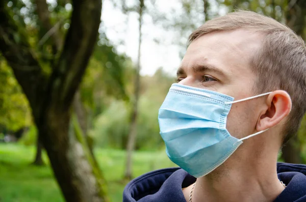 Yüzünde Koruyucu Tıbbi Maske Olan Beyaz Bir Adam Nasıl Koruyucu — Stok fotoğraf