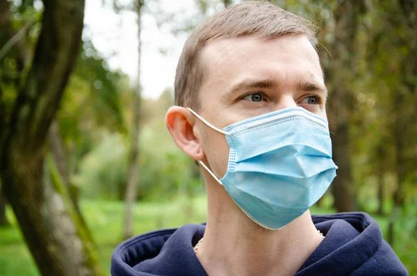 Yüzünde Koruyucu Tıbbi Maske Olan Beyaz Bir Adam Nasıl Koruyucu — Stok fotoğraf