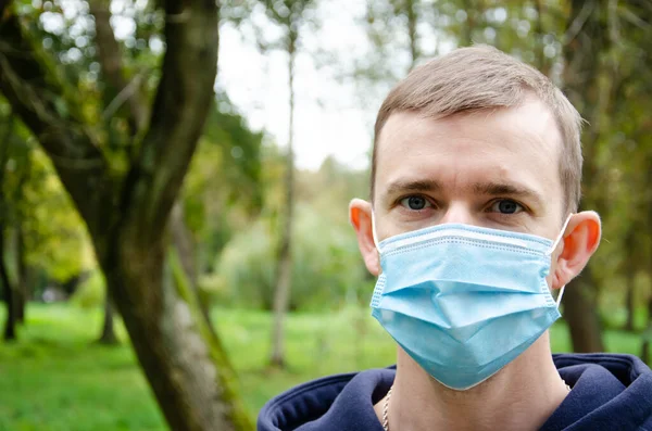 Yüzünde Koruyucu Tıbbi Maske Olan Beyaz Bir Adam Nasıl Koruyucu — Stok fotoğraf