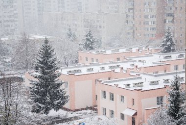 Şehirde kar yağışı. Kar fırtınası evleri ve sokakları karla kapladı. Kötü hava koşulları. Ukrayna 'nın yerleşim bölgesinde güzel karlı kış.