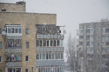 Şehirde kar yağışı. Kar fırtınası evleri ve sokakları karla kapladı. Kötü hava koşulları. Ukrayna 'nın yerleşim bölgesinde güzel karlı kış.