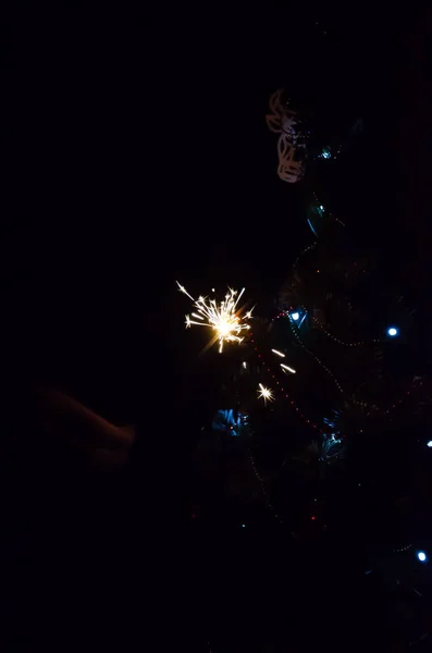 有复制空间的圣诞横幅 燃烧的火花与Bokeh轻背景 在新年的灯光下闪烁着火花 圣诞前夕 — 图库照片