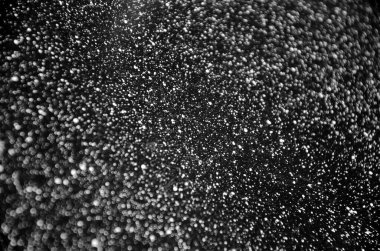 Yıldızlı gökyüzü. Dekoratif siyah beyaz arka plan. Kabartmalı soyutlama. Koyu renkli desenli. Siyah arka planda beyaz fırça noktaları. Kopyalama alanı olan pürüzlü arkaplan.