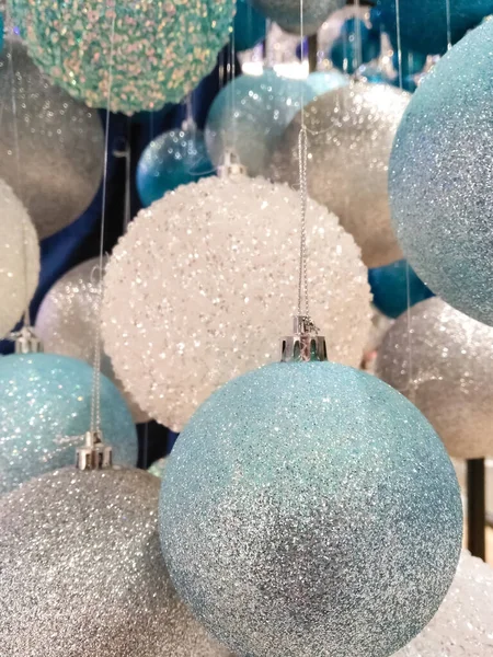Büyük Noel Mavi Beyaz Topları Güzel Parlak Noel Süslemeleri Yeni — Stok fotoğraf