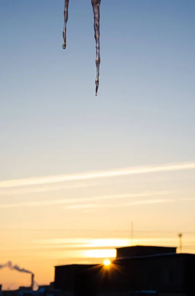 Istappar Mot Blå Himmel Nedgående Sol Och Stad Isstruktur Utsikt — Stockfoto