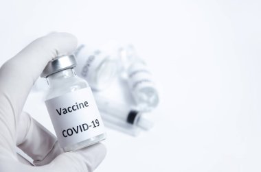 Şırınganın bulanık arka planı ve aşı COVID-19 ampulleri üzerindeki aşı şişesine odaklanın. Sağlık koruması. Kopya alanı ile Coronavirus aşısı. Aşı Sars-CoV-2. Salgın konsepti.