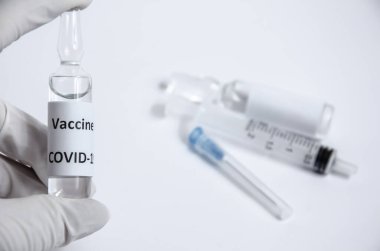 Şırınganın bulanık arka planı ve aşı COVID-19 ampulleri üzerindeki aşı şişesine odaklanın. Sağlık koruması. Kopya alanı ile Coronavirus aşısı. Aşı Sars-CoV-2. Salgın konsepti.