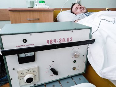 Lutsk, Ukrayna - 19 Şubat 2021. Ukrayna hastanesindeki ameliyattan sonra hastalar için ultra yüksek frekans terapisi (UFT) cihazı. Tıbbi tema. Tıbbi ekipman.