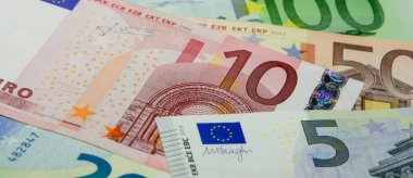 Avro banknotları beş, on, yirmi, elli, yüz. Avrupa para birimi. Ödeme için nakit para. Finansal hesaplama kavramı.