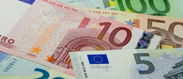 Avro banknotları beş, on, yirmi, elli, yüz. Avrupa para birimi. Ödeme için nakit para. Finansal hesaplama kavramı.