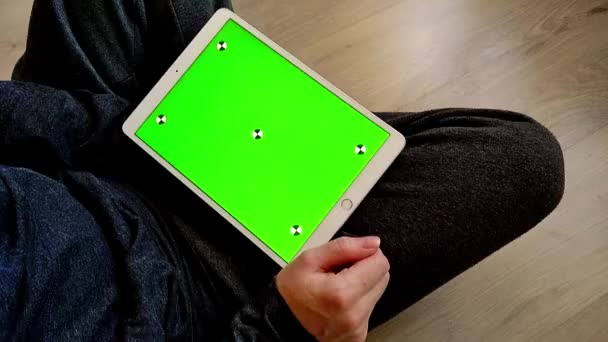 Pantalla Verde Croma Clave Tableta Hombre Sosteniendo Móvil Pantalla Verde — Vídeo de stock