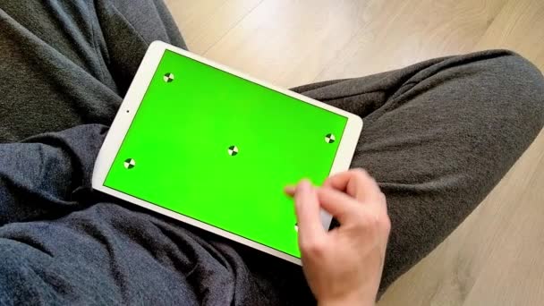 タブレットコンピュータの緑の画面とクロマキー。携帯PCを持ってる男。追跡マーカーとクロマキーモックアップの緑の画面. — ストック動画