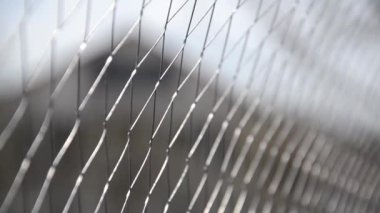 Rabitz 'e odaklanın. Çitin üzerindeki çözülmüş soyut video odak noktasına geliyor. Kırsal manzara konsepti. Özel bir evde yaşıyor..