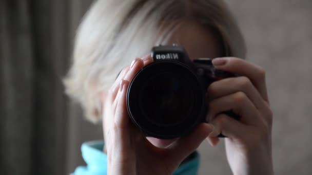 Kiev Ukraine May 2021 Caucasian Woman Films Herself Camera Nikon — Stock Video